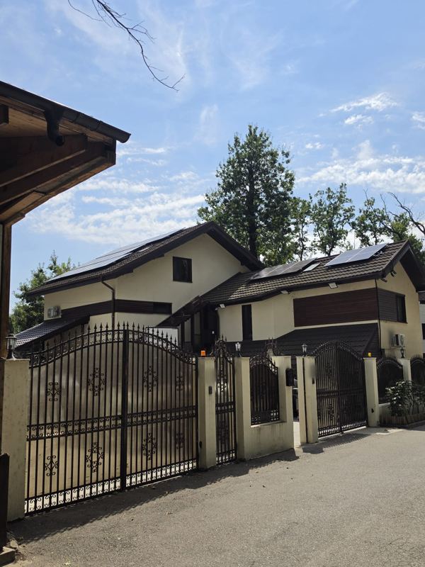Casa cu panourile pe acoperiș, văzută din stradă